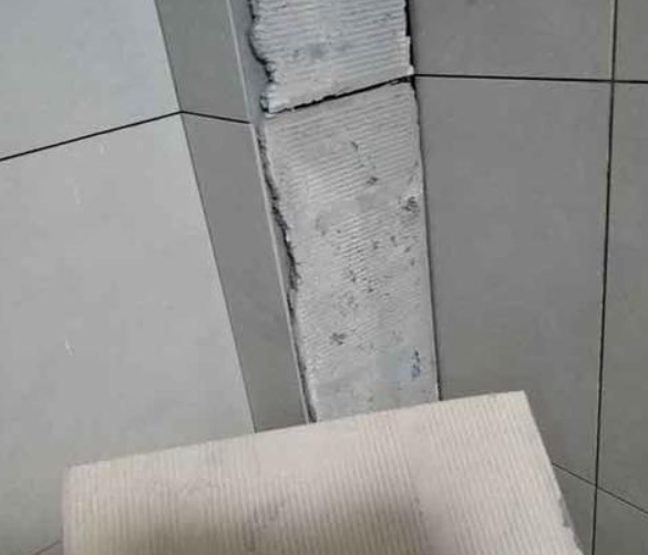 岳塘瓷砖空鼓维修公司分享下厨房瓷砖脱落的补救措施。